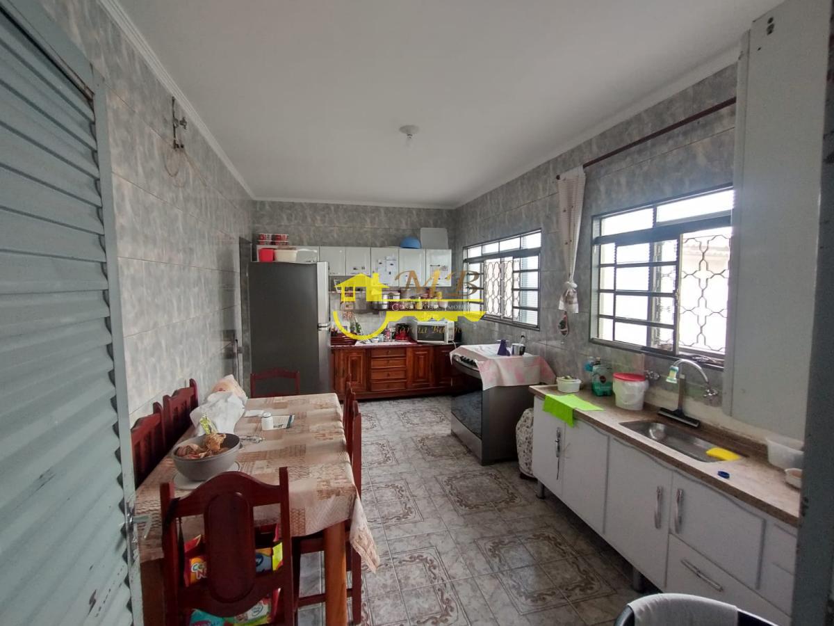 Casa à venda com 3 quartos, 200m² - Foto 3