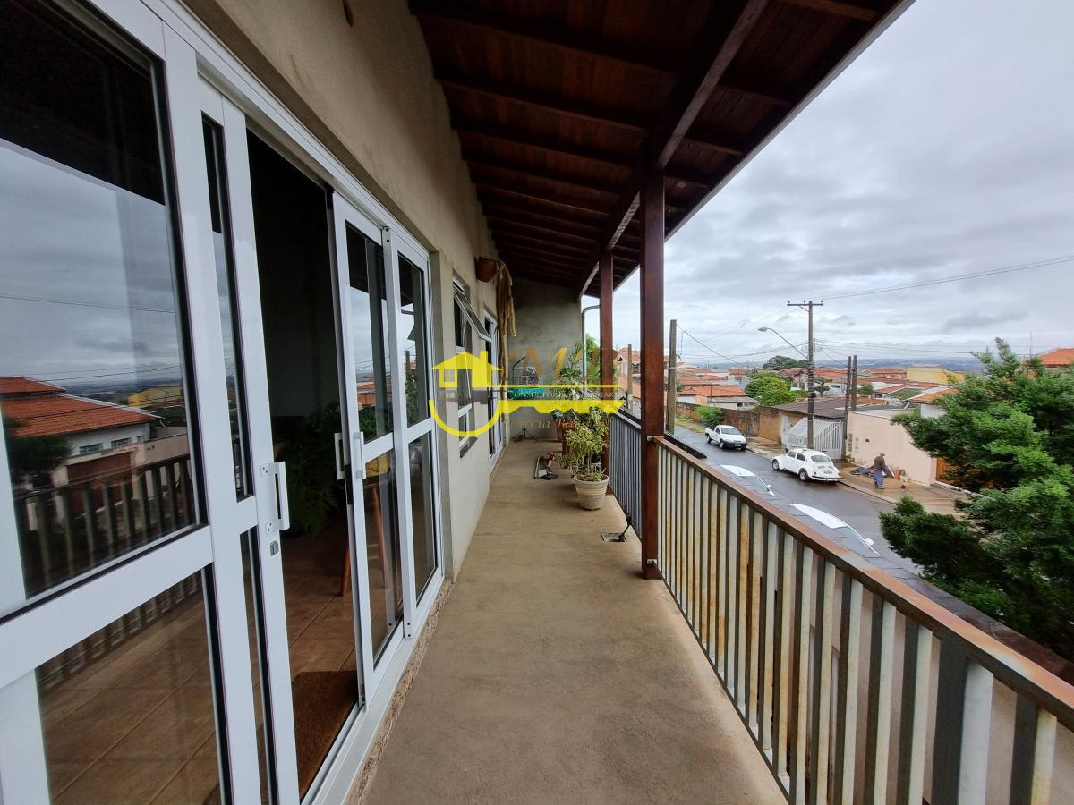 Casa à venda com 3 quartos, 238m² - Foto 1